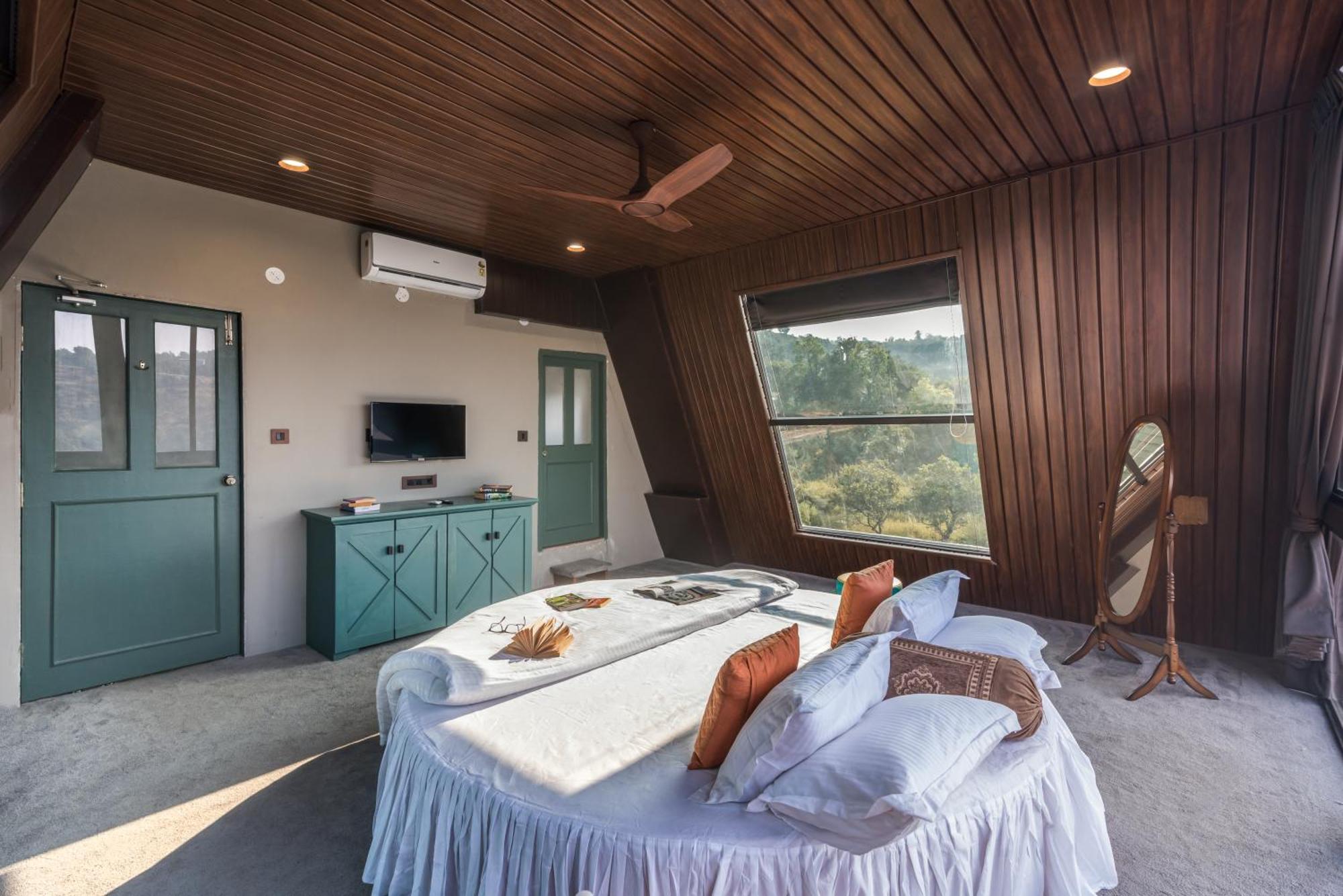 Saffronstays A Vantage, Panchgani - A Pyramid Shaped Unique Luxury Villa With Infinity Valley Views Ngoại thất bức ảnh